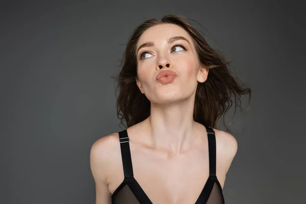 Portret Stylowej Młodej Brunetki Naturalnym Makijażem Dąsające Się Usta Odwracając — Zdjęcie stockowe
