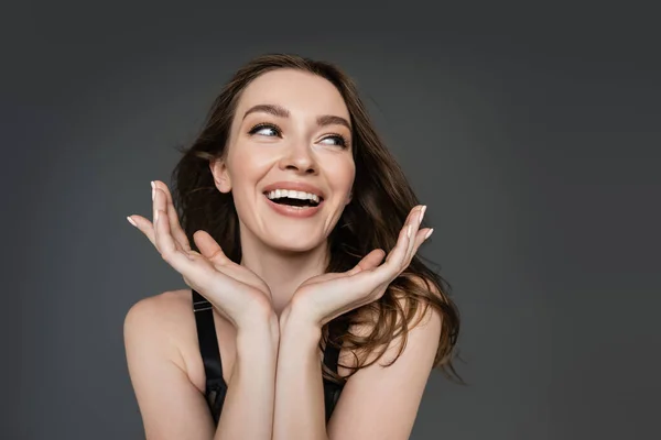 Muotokuva Nuori Kaunis Brunette Nainen Luonnollinen Meikki Moderni Kampauksen Hymyillen — kuvapankkivalokuva