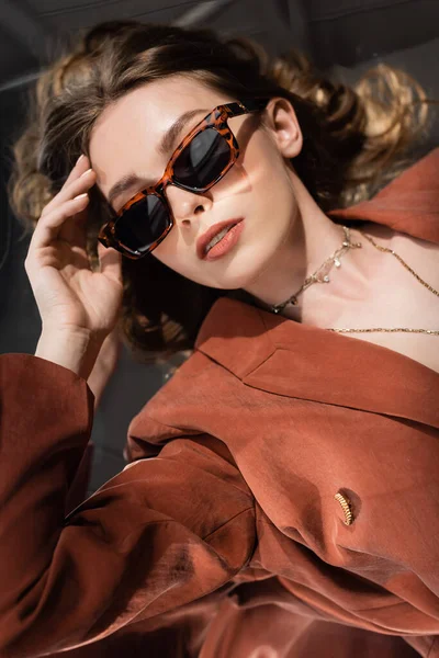 머리에 라코타와 트렌디 수트를 블레이저와 목걸이를 착용하고 과아름다운 모델에 선글라스를 — 스톡 사진