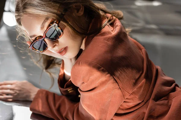 Jonge Vrouw Met Lang Haar Terracotta Trendy Blazer Modieuze Zonnebril — Stockfoto