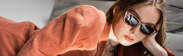 Ung Kvinna Bär Terrakotta Och Trendig Kostym Med Kavaj Och — Stockfoto