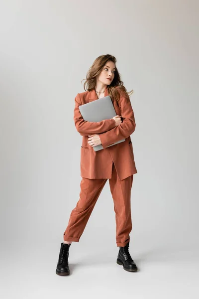 Kumral Saçlı Kolyeli Terracotta Giyen Spor Ceketli Pantolonlu Dizüstü Bilgisayarı — Stok fotoğraf