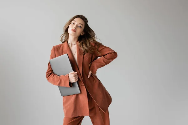 Modieuze Freelancer Met Brunette Haar Terracotta Trendy Pak Met Blazer — Stockfoto