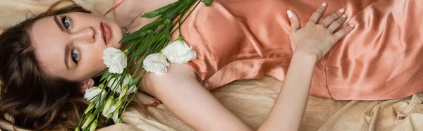 Mulher Bonita Vestido Seda Rosa Deslizamento Deitado Sobre Tecido Linho — Fotografia de Stock