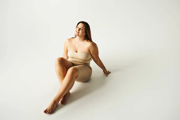 Full Length Barefoot Joyous Woman Size Body Strapless Top Bare — Stock Photo, Image