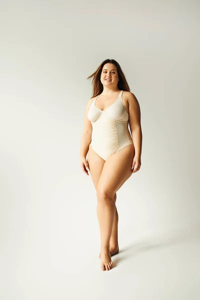 Full Length Barefoot Size Woman Beige Bodysuit Posing While Standing — Stock Photo, Image