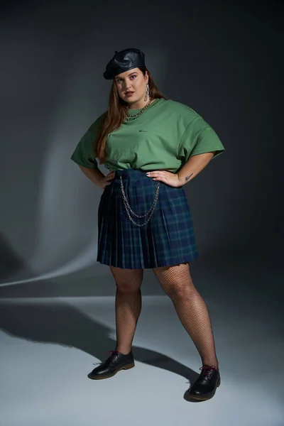 Full Length Size Woman Posing Leather Beret Πράσινο Shirt Καρό — Φωτογραφία Αρχείου