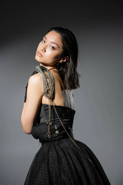 Retrato Morena Mujer Joven Asiática Con Pelo Corto Posando Con — Foto de Stock