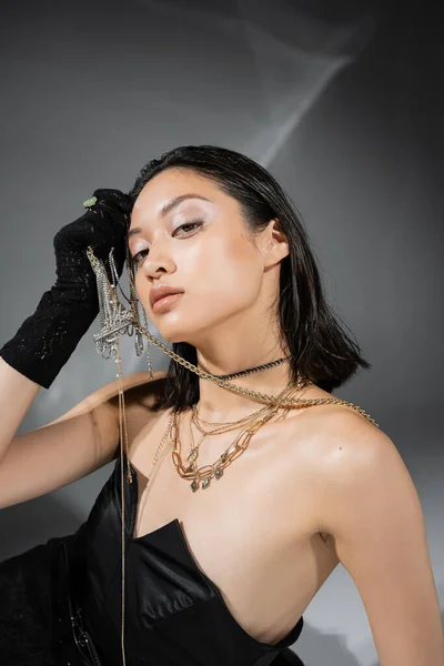 Prachtig Aziatisch Model Met Kort Brunette Haar Met Gouden Sieraden — Stockfoto