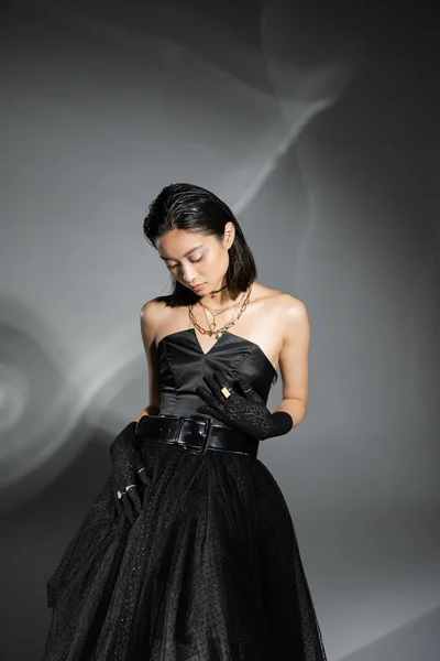 Encantadora Mujer Joven Asiática Con Pelo Corto Posando Vestido Negro —  Fotos de Stock