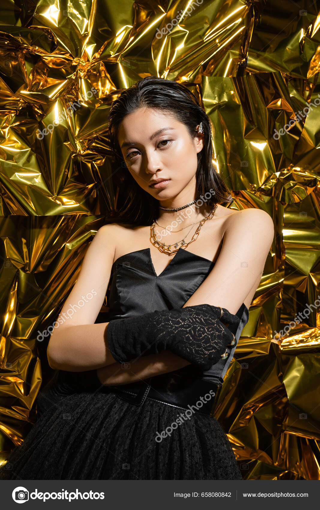 Elegant Asiatisk Ung Kvinna Med Våt Frisyr Och Kort Hår — Stockfotografi ©  AllaSerebrina #658080842