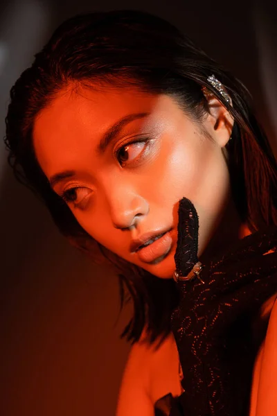 Portré Csábító Ázsiai Rövid Haj Nedves Frizura Pózol Fekete Kesztyű — Stock Fotó