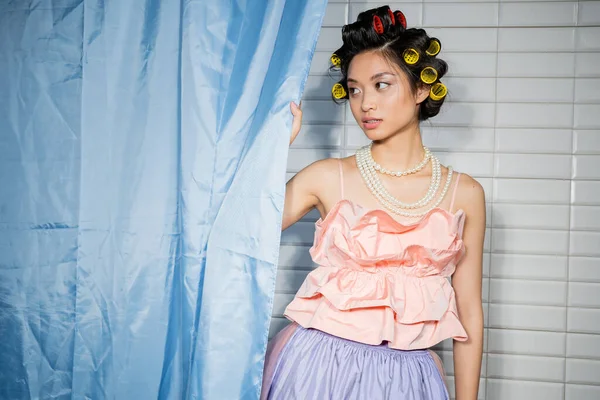 Svůdné Asijské Mladá Žena Vlasy Natáčky Stojící Růžové Načechraný Top — Stock fotografie