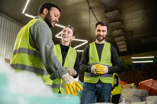 Indian Worker Protective Vest Glove Pointing Blurred Trash Talking Smiling — Stock Photo, Image