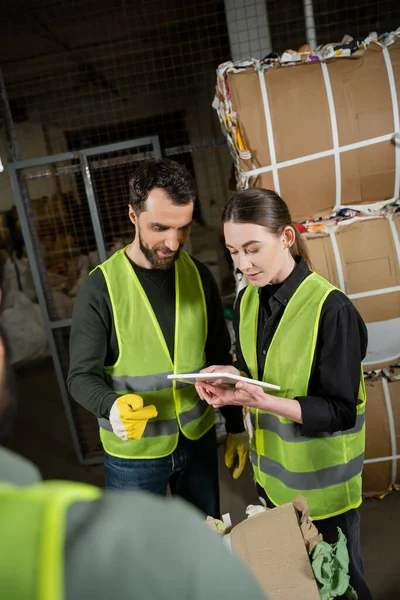 Male Worker Safety Vest Gloves Talking Young Colleague Using Digital — Stock Photo, Image