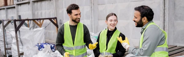 Clasificadores Multiétnicos Alegres Chalecos Guantes Alta Visibilidad Que Hablan Mientras — Foto de Stock