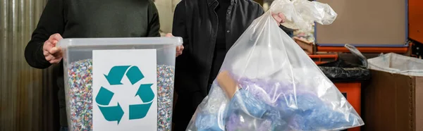 ごみ処理場を背景に リサイクルの看板や袋をぼかしたゴミ箱を持つボランティア ゴミの分別とリサイクルのコンセプト バナー — ストック写真