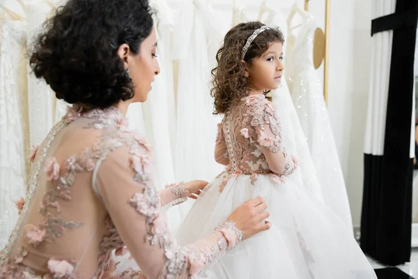 Mittelöstliche Braut Mit Brünetten Welligen Haaren Floralen Hochzeitskleid Verstellbarer Tüllrock — Stockfoto