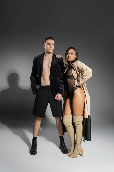 Full Length Interracial Couple Trendy Man Black Silk Blazer Shorts — Φωτογραφία Αρχείου