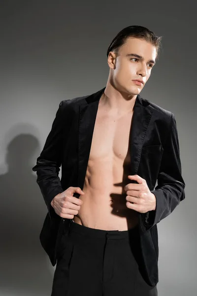 Jovem Auto Confiante Elegante Homem Com Cabelo Morena Posando Blazer — Fotografia de Stock