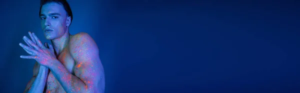 Молодий Харизматичний Сорочки Чоловік Язистим Торсом Позує Барвистій Неоновій Фарбі — стокове фото