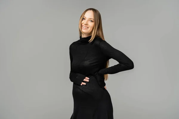 Sonriente Mujer Cabellera Embarazada Con Maquillaje Cotidiano Elegante Vestido Negro — Foto de Stock