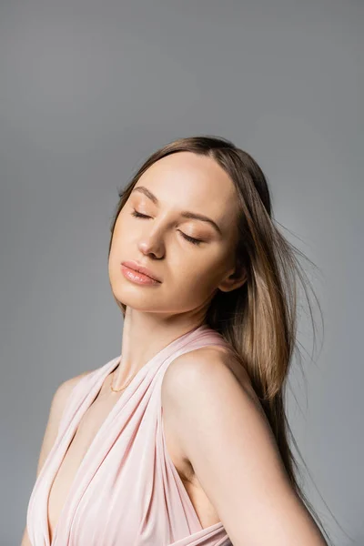 Portret Modnej Jasnowłosej Kobiety Naturalnym Makijażem Zamykającym Oczy Podczas Pozowania — Zdjęcie stockowe