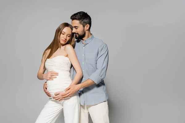Hombre Moda Barbudo Abrazando Mujer Pelo Justo Embarazada Mientras Toca — Foto de Stock