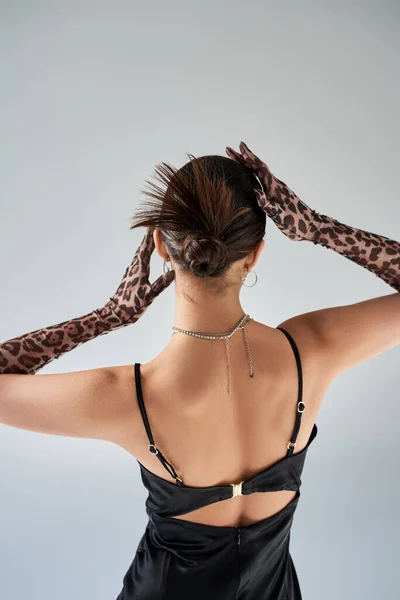 Mujer Joven Elegante Traje Primavera Moda Guantes Impresión Animal Collares — Foto de Stock