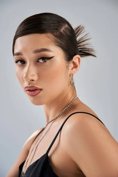 Printemps Mode Shoot Portrait Femme Asiatique Envoûtante Robe Bretelles Noires — Photo