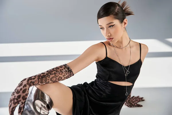 Spring Fashion Photography Elegant Asian Woman Bold Makeup Black Strap — Stock Photo, Image