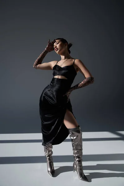 Volledige Lengte Van Verleidelijke Aziatische Vrouw Zilveren Laarzen Zwarte Modieuze — Stockfoto