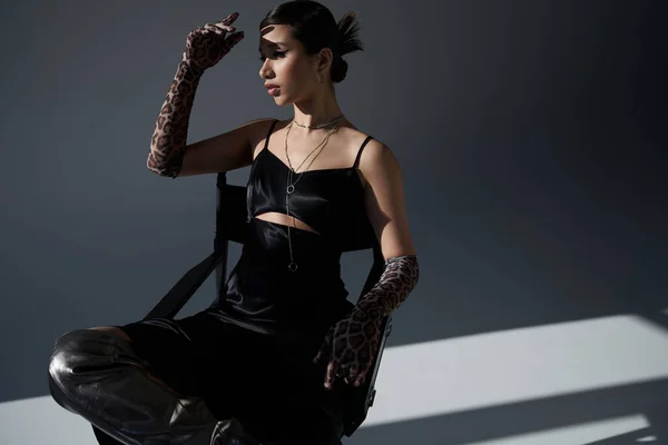 Genç Syle Bahar Modası Siyah Zarif Elbiseli Genç Asyalı Kadın — Stok fotoğraf