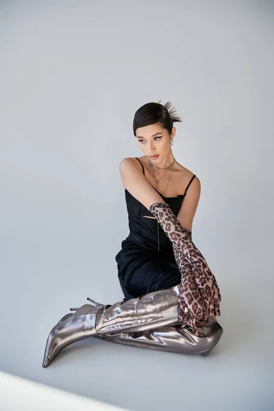 Jonge Elegante Aziatische Vrouw Met Brunette Haar Gedurfde Make Zwarte — Stockfoto