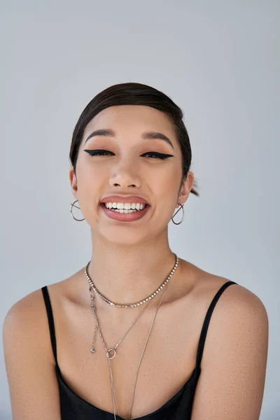 Retrato Jovem Alegre Mulher Asiática Com Cabelo Morena Maquiagem Ousada — Fotografia de Stock