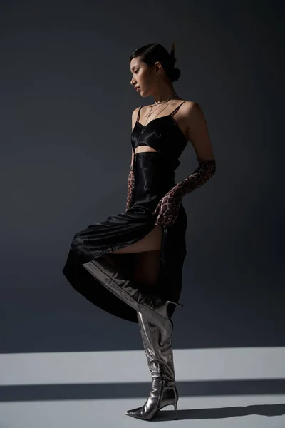Pleine Longueur Gracieuse Femme Asiatique Robe Élégante Noire Bottes Argentées — Photo