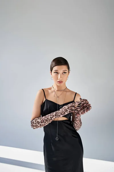 Atemberaubende Asiatische Frau Mit Brünetten Haaren Und Fettem Make Schwarzem — Stockfoto