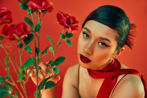 Bahar Tarzı Fotoğrafçılık Esmer Saçlı Koyu Makyajlı Çekici Asyalı Kadın — Stok fotoğraf