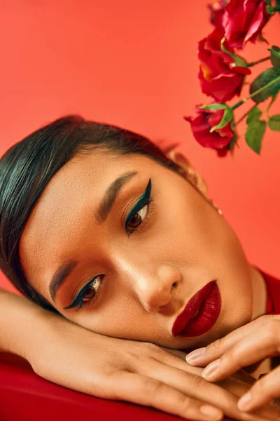 Primer Plano Retrato Fascinante Pensativa Mujer Asiática Con Maquillaje Brillante — Foto de Stock