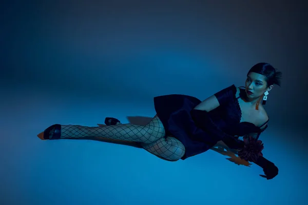 Panjang Lengkap Model Asia Anggun Dalam Gaun Koktail Hitam Celana — Stok Foto