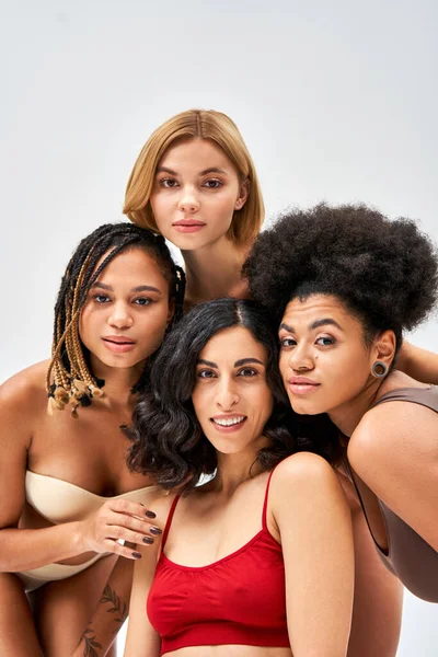 Mulheres Multiétnicas Positivas Sutiãs Modernos Coloridos Olhando Para Câmera Juntos — Fotografia de Stock