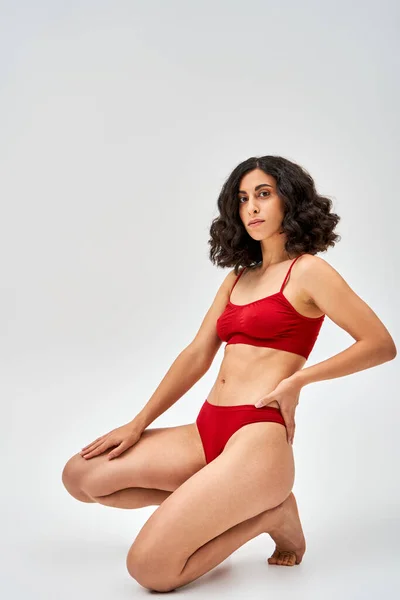 Plná Délka Sexy Středovýchodní Brunetky Žena Červeném Spodním Prádle Drží — Stock fotografie