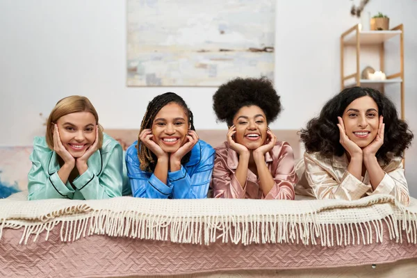 Vreugdevolle Multi Etnische Vriendinnen Kleurrijke Pyjama Hand Hand Buurt Van — Stockfoto