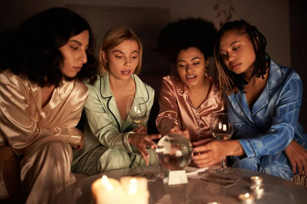 Renkli Pijamalı Çok Irklı Kadınlar Ellerinde Şarap Kadehleriyle Evde Kızlar — Stok fotoğraf