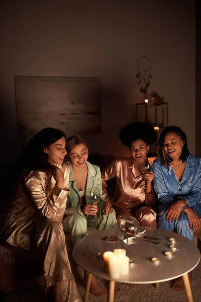 Positiva Multietniska Flickvänner Färgglada Pyjamas Hålla Glas Vin Nära Tarot — Stockfoto