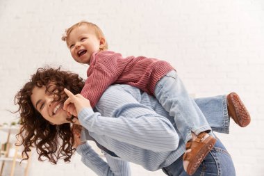 Kaliteli zaman, mutluluk, iş ve hayat arasındaki denge, heyecanlı bir kız çocuğu ile neşeli bir kadın, anne kız zamanı, birlikte eğlenmek, bağlanmak, sevgi dolu annelik, kıvırcık saçlar. 