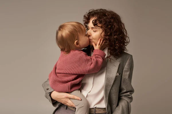 Conceito Equilíbrio Vida Trabalho Mulher Encaracolada Terno Beijando Sua Filha — Fotografia de Stock
