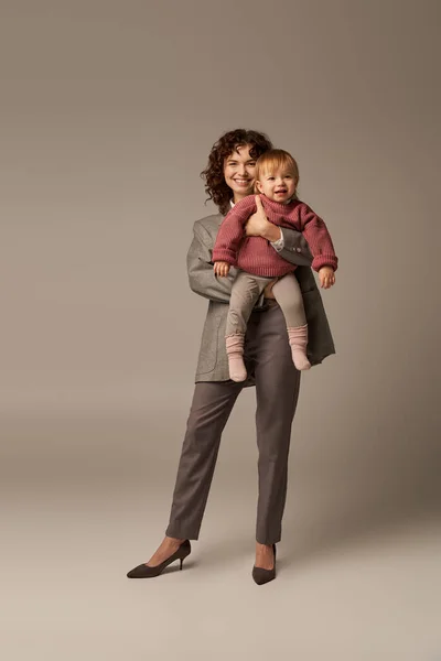 Kvalitetstid Karriär Och Familj Lycklig Kvinna Kostym Hålla Barn Grå — Stockfoto