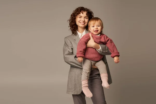 高质量的时间 职业和家庭 穿着西服 背景灰暗 事业有成 有爱心的母亲 生活方式 多重任务 工作生活平衡的快乐女性 — 图库照片