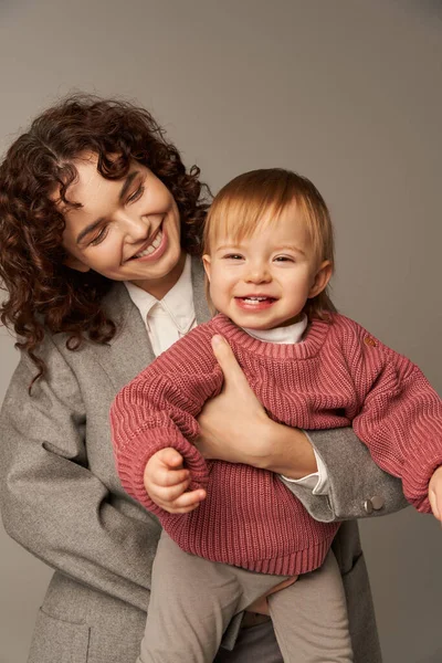 Career Family Joyful Woman Suit Holding Happy Child Grey Background — Stock Photo, Image